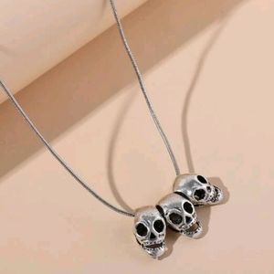 Silver triple skull necklace NEW